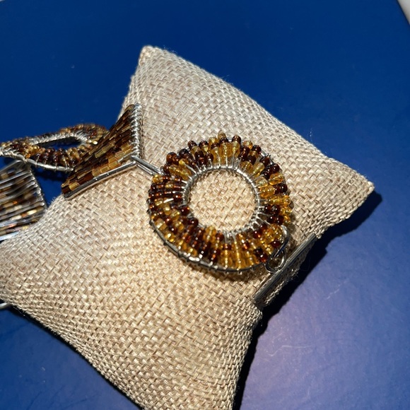 Interesting tortoise colored seed bead wired wrapped woven toggle clasp bracelet - Picture 5 of 12